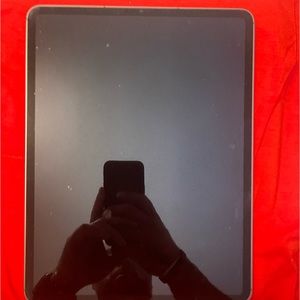 iPad Pro 12.9” Gen 5 128 gb cellular and WiFi. Unlocked!!! Perfect condition n